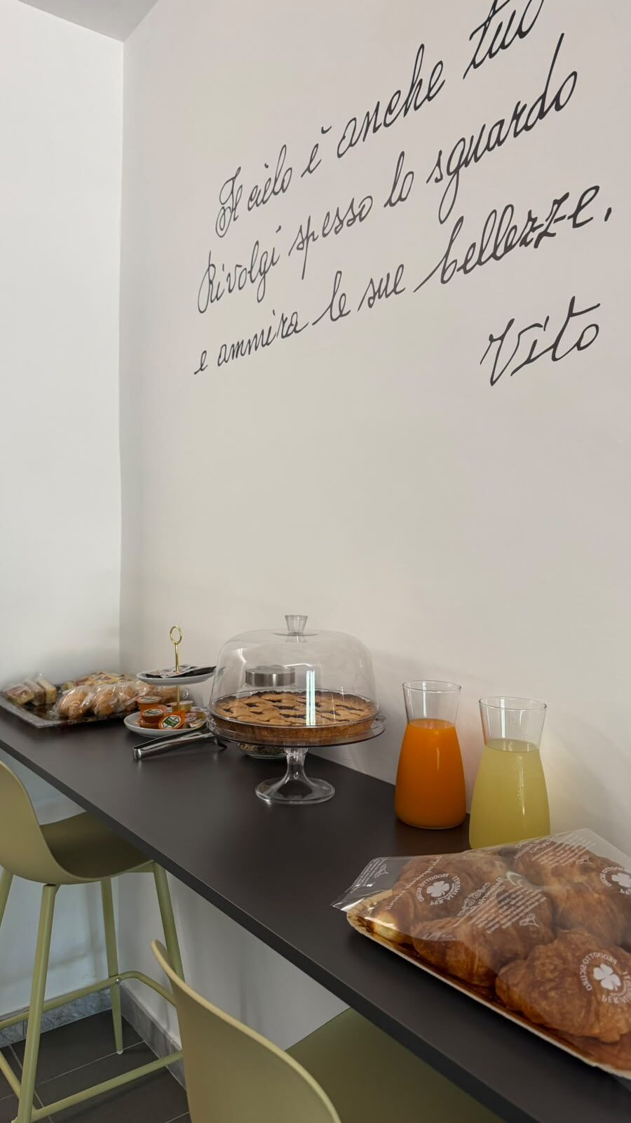 La colazione allestita con la frase di benvenuto dipinta a muro