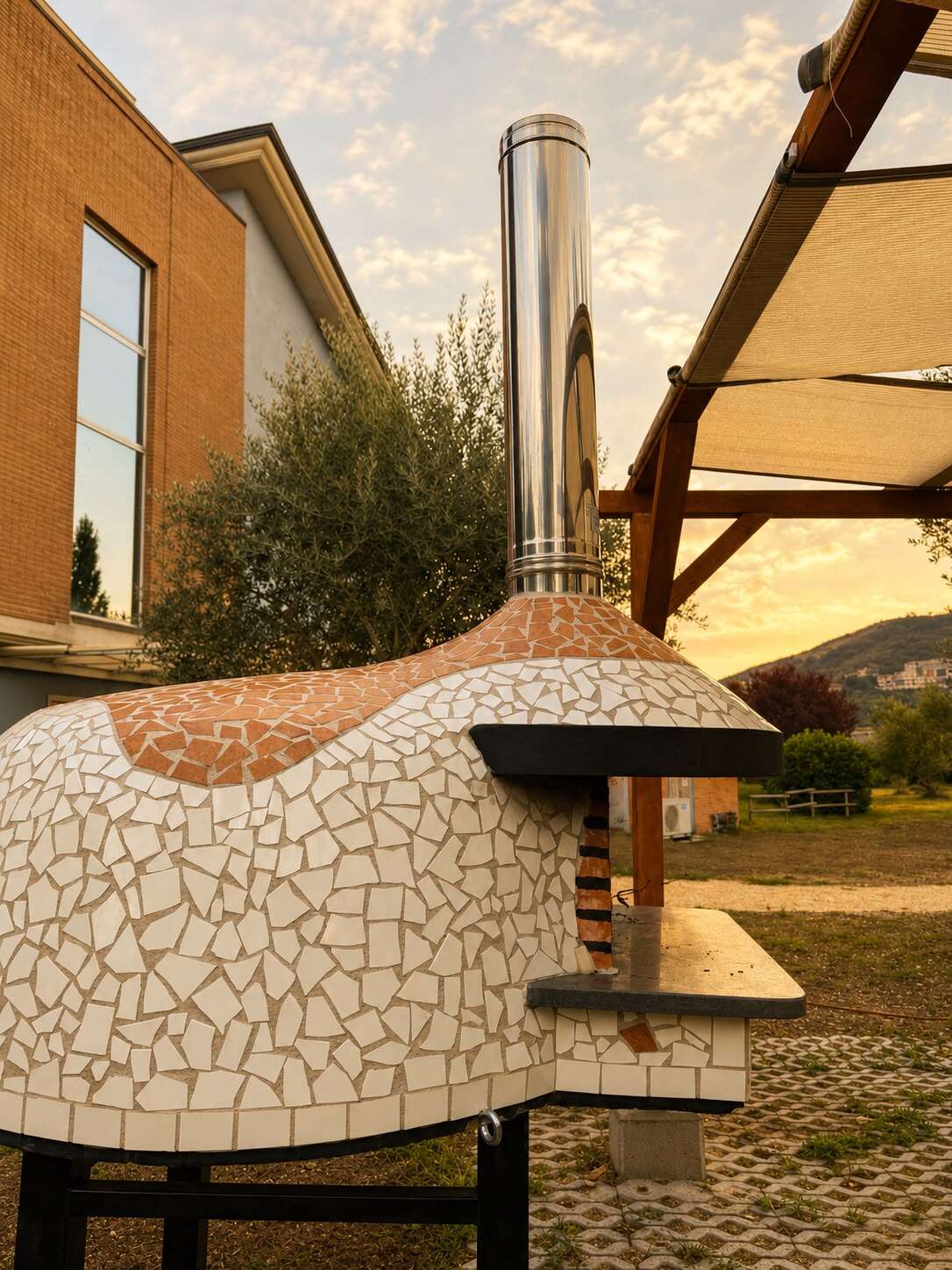 Il forno a legna a mosaico nell'area esterna, al tramonto