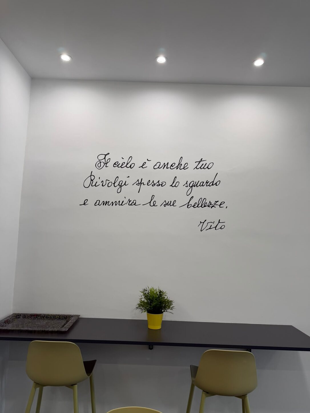 La frase dipinta a muro nella sala colazione