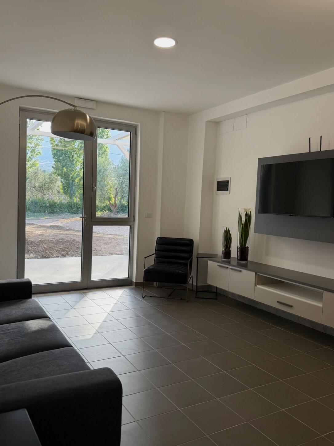 Il living con vetrata sull'uliveto