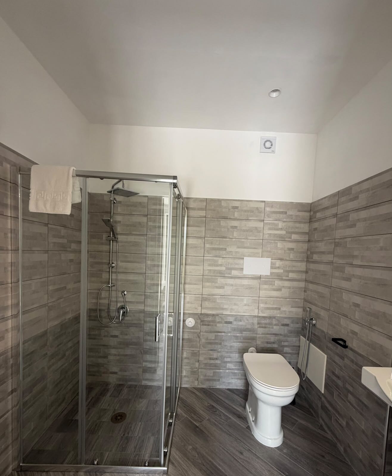 Camera Mirto — box doccia del bagno privato