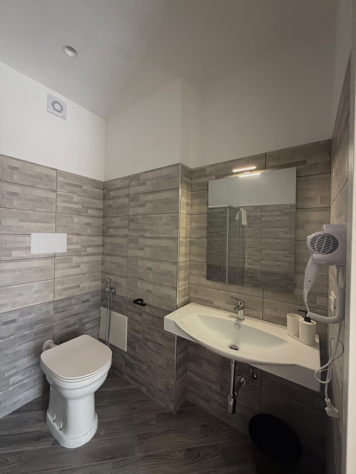 Camera Mirto — bagno privato con lavabo, specchio e asciugacapelli