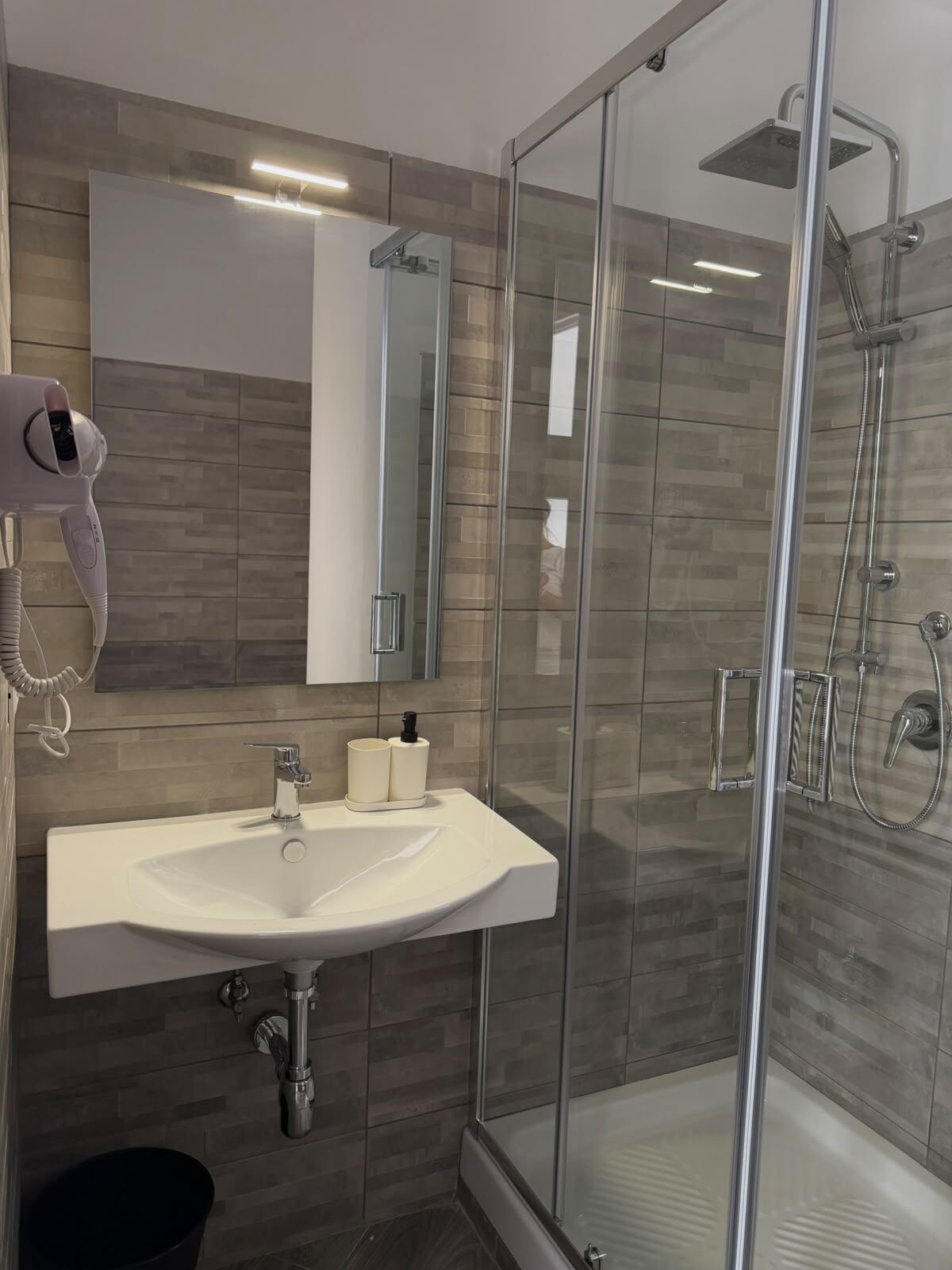Camera Rosmarino — bagno privato con doccia, specchio e asciugacapelli