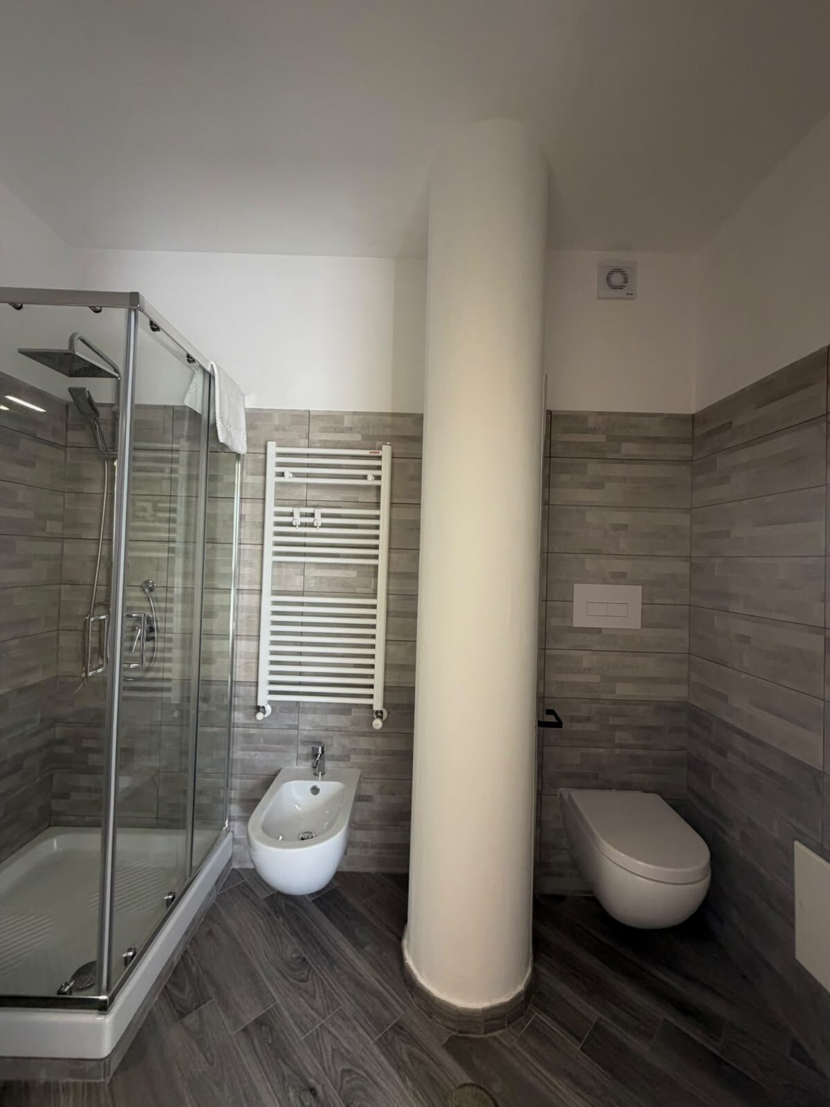 Camera Rosmarino — bagno privato con doccia, bidet e WC sospeso