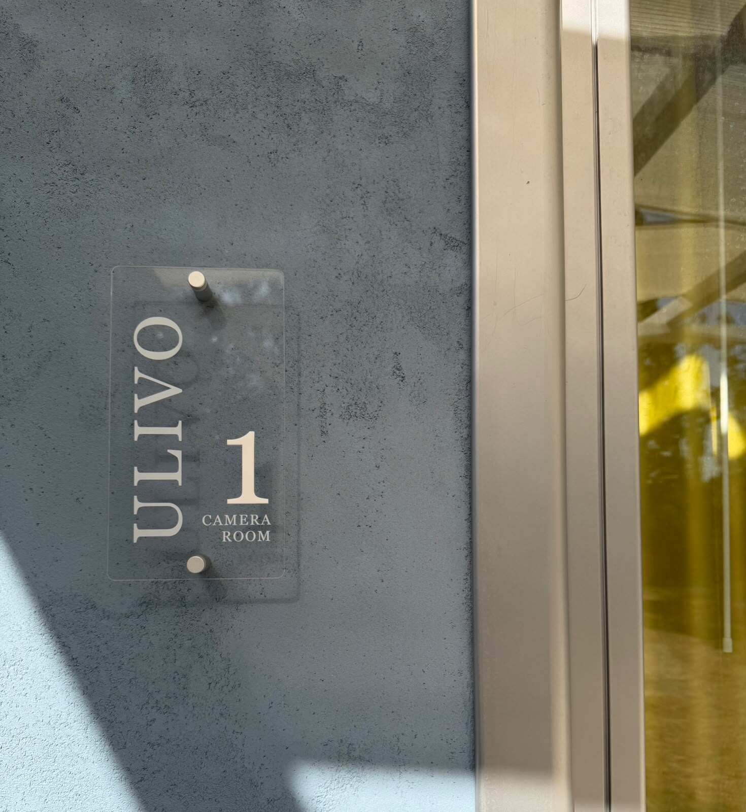 Camera Ulivo — targa numero camera "Ulivo 1" all'ingresso