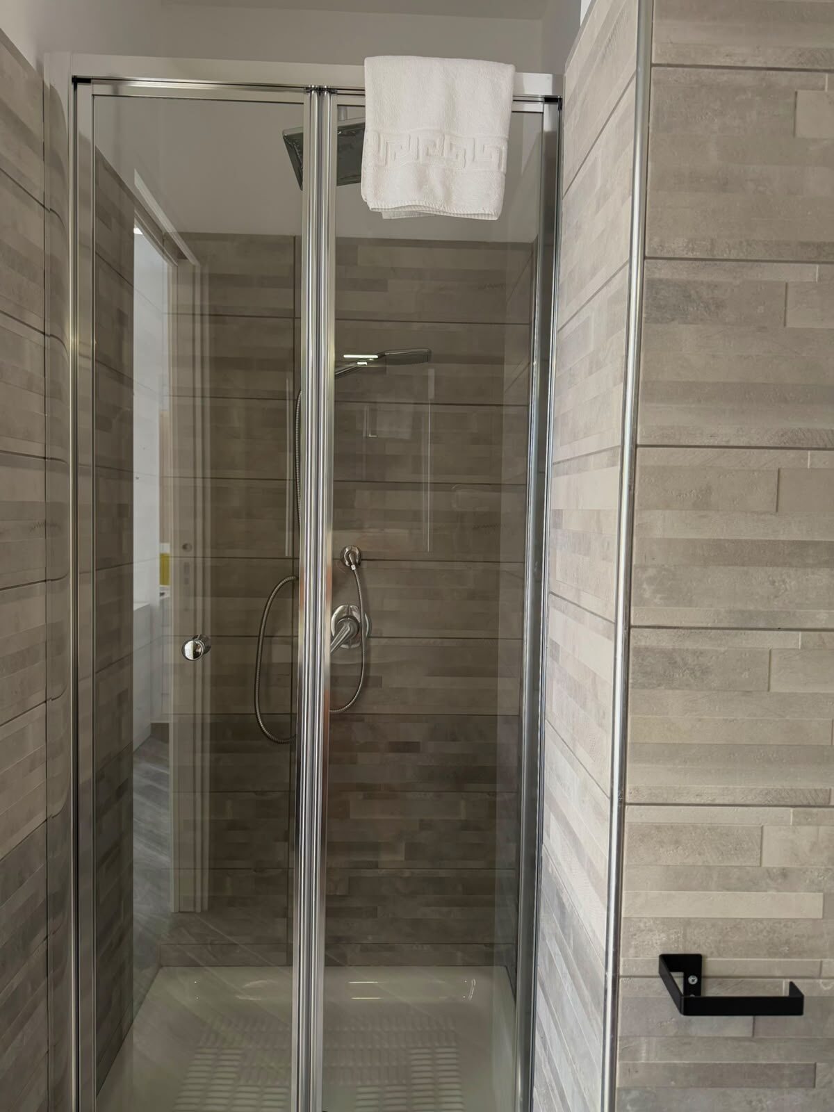 Camera Ulivo — box doccia del bagno privato con soffione e set di cortesia