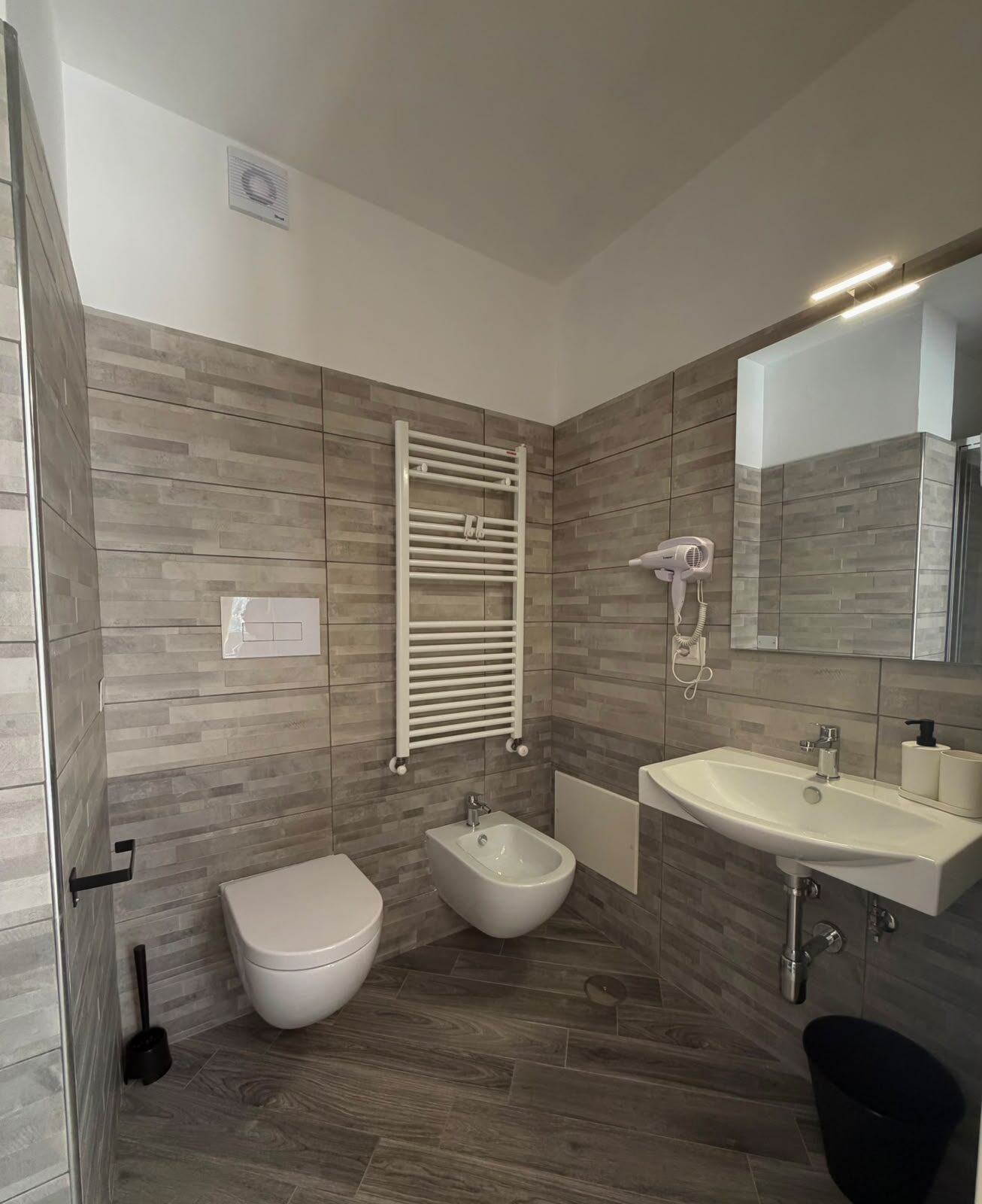 Camera Ulivo — bagno privato con lavabo, bidet, specchio e asciugacapelli
