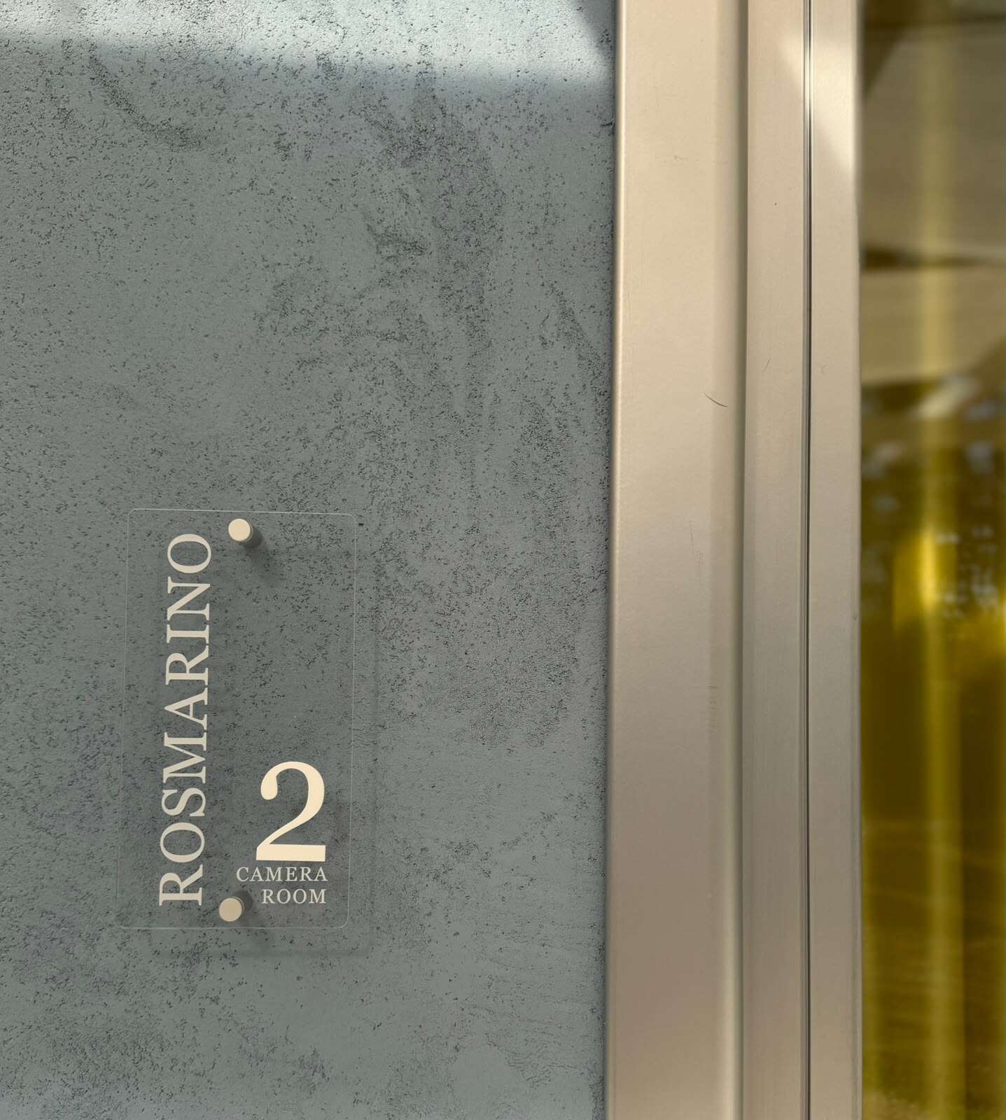 Camera Rosmarino — targa numero camera "Rosmarino 2" all'ingresso